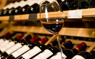 如何准确辨别真假红酒？揭秘识别技巧！