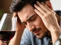 红酒过量饮用引发头痛，原因何在？