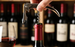 如何正确保存开启后的红酒？