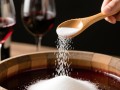 葡萄酒制作中白糖添加量有何标准？