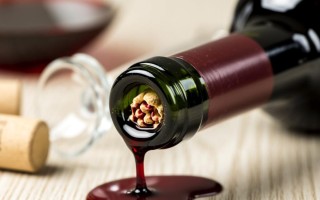 红酒开瓶后多久会变质？如何保存延长保质期？