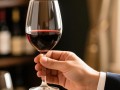 红酒拿杯姿势有何讲究？
