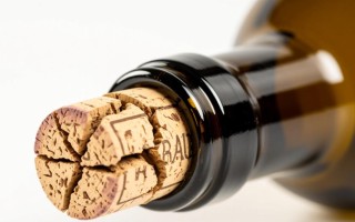 红酒瓶塞断裂，原因何在？解决方法有哪些？