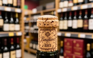 红酒为何不沿用传统软木塞，而使用金属瓶盖？