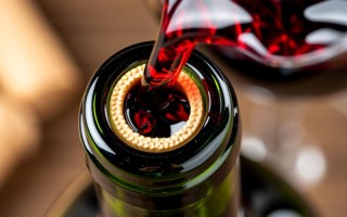 红酒开瓶后为何会迅速变酸？原因揭秘！