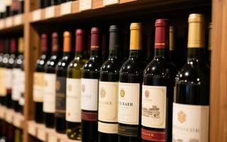 红酒价格档次之谜，为何差异如此之大？