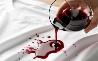 白色衣物不慎染红酒，有何妙招能轻松去除？