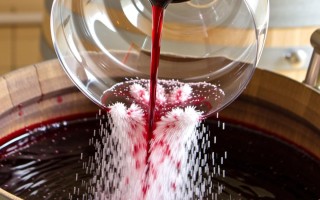 葡萄酒制作时糖分添加量有何标准？