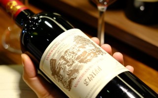 拉拉菲红酒价格波动大，为何如此？